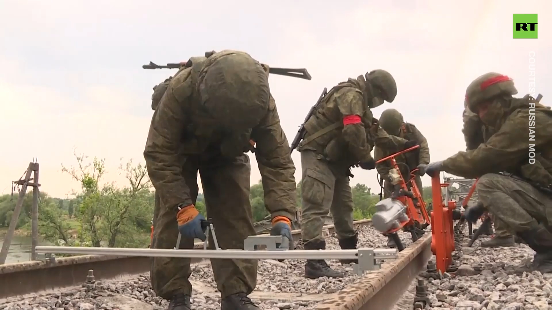 Russian military brings life back to railway bridge