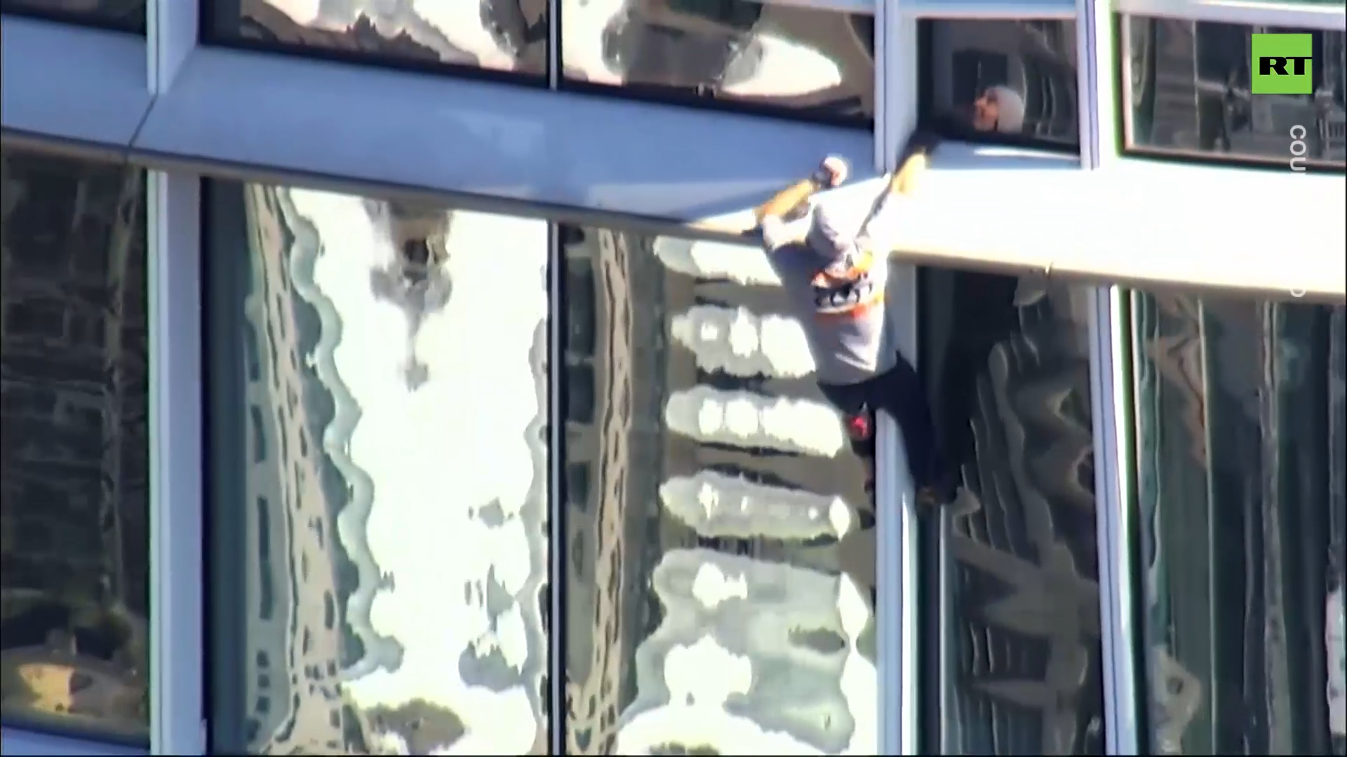 San Francisco 'spider-man' climbs 300m-tall tower