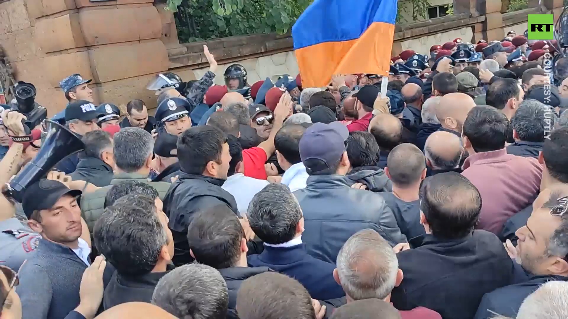 Anti-govt Armenian protesters scuffle with police