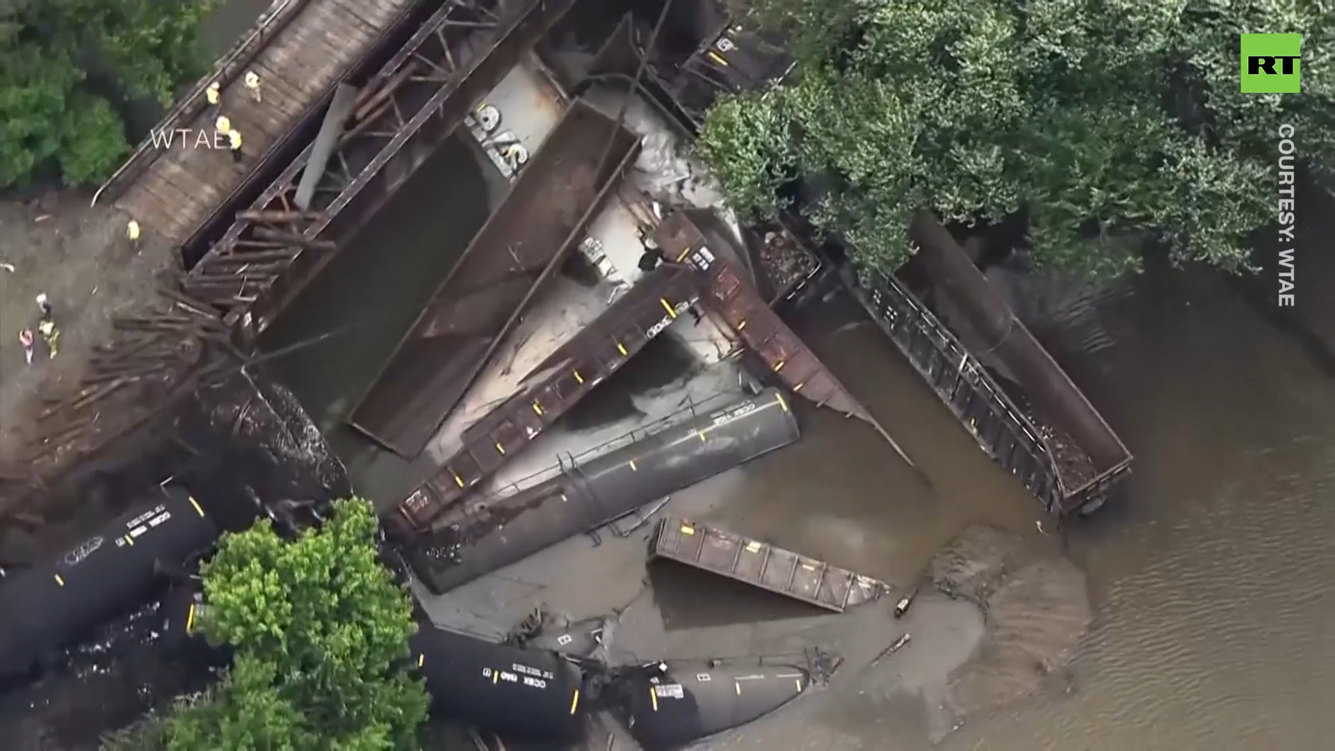 Pennsylvania train derails with oil leaking into river 