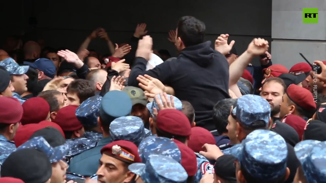 Protesters besiege Armenian Foreign Ministry building