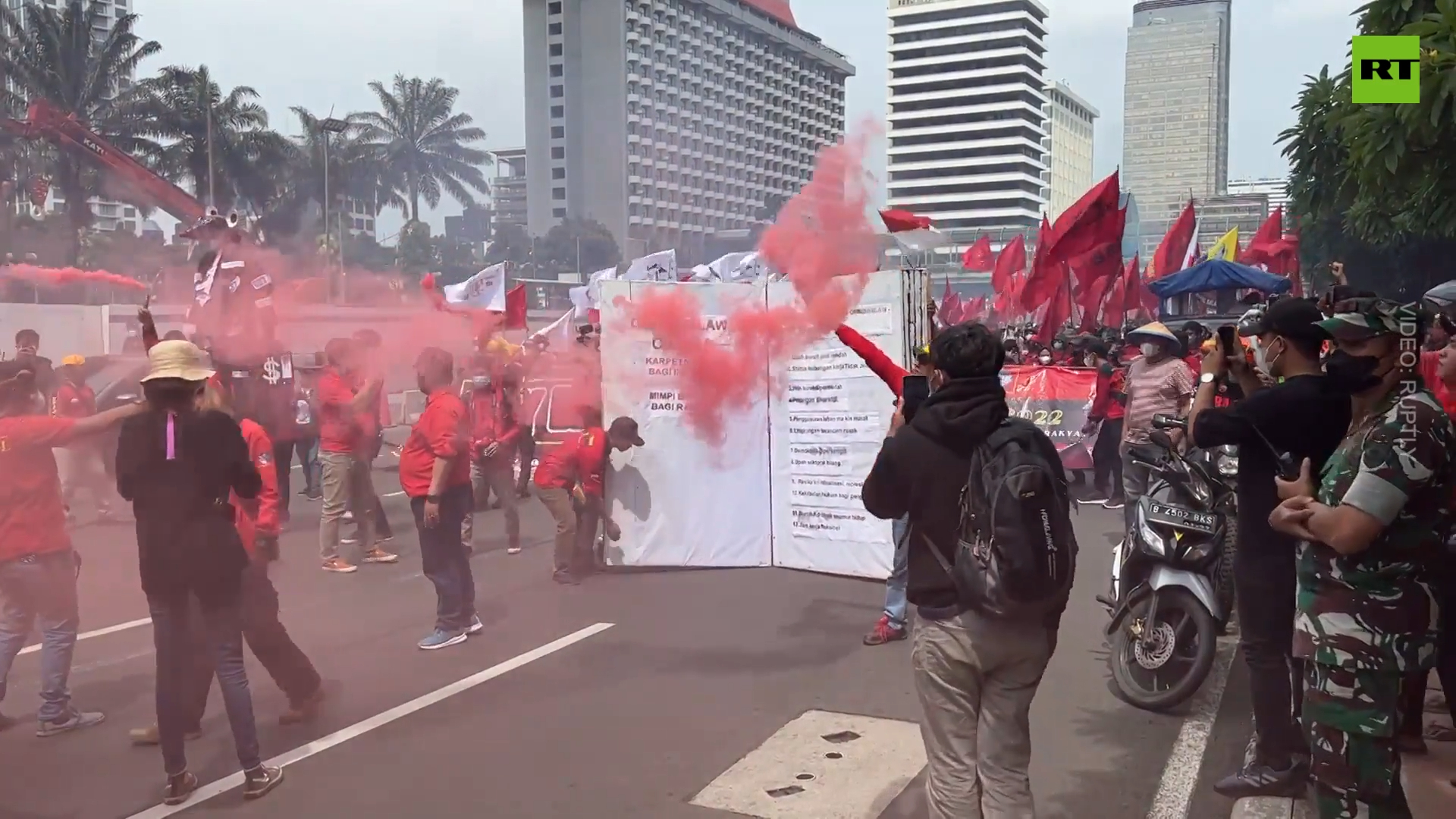 Hundreds rally in Jakarta as prices of basic goods soar