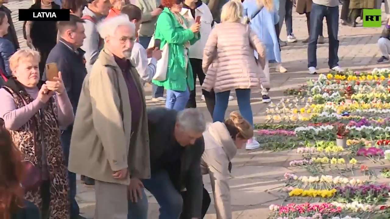 Police clash with public after removing flowers from Victory Day memorial