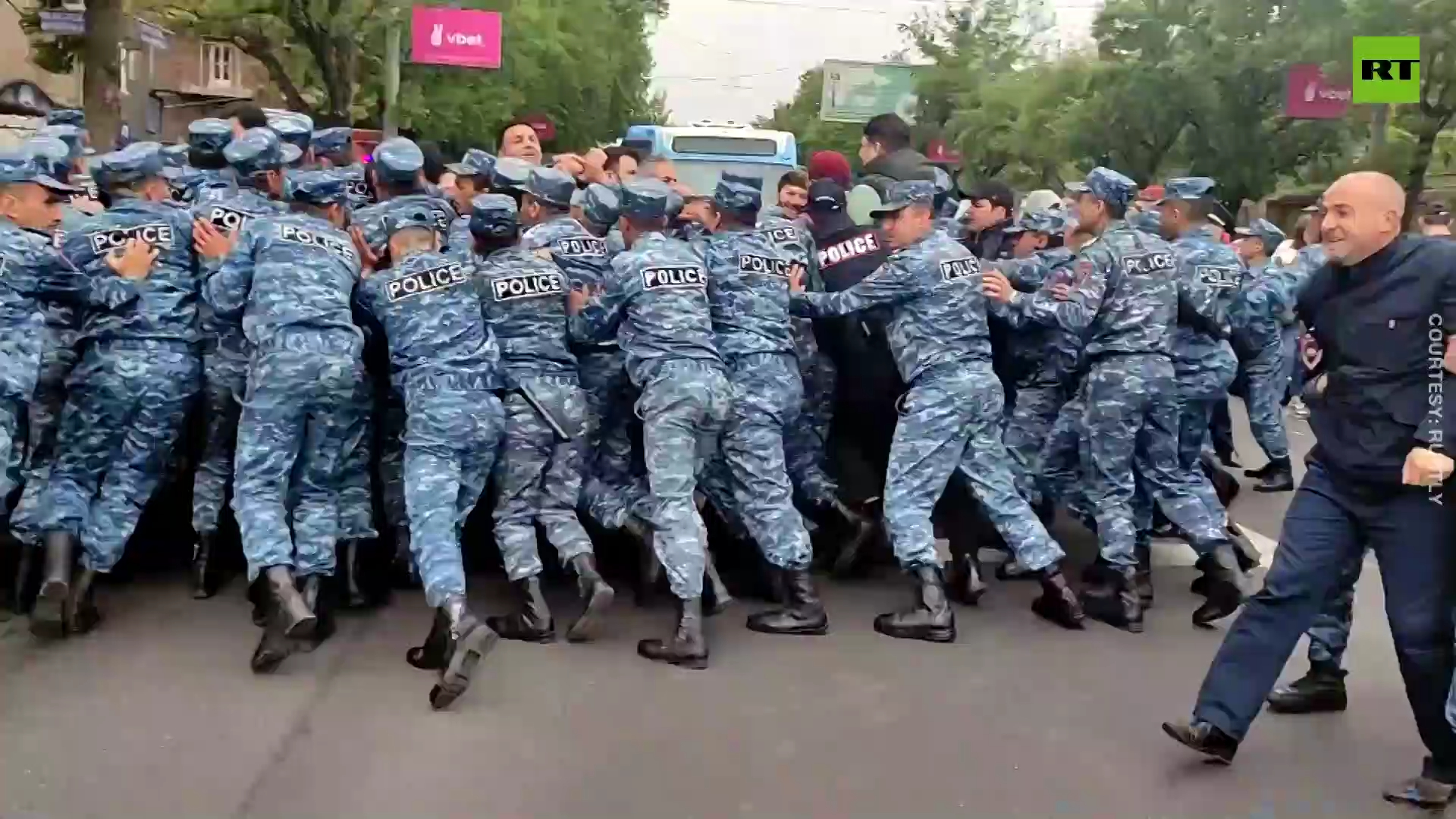 Clashes & detentions | Armenian protesters block roads demanding PM's resignation