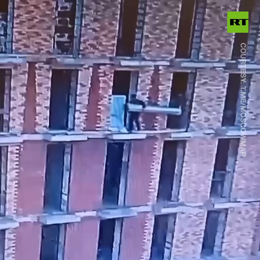 Russian workers need no safety rope (or common sense)