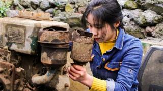 Find A Broken Diesel Engine, It Looks Digging Out Of The Warfield - Linguoer