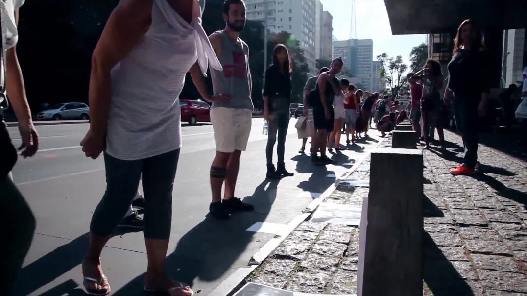 Manifestação na Avenida Paulista - Mulher que CAGOU na foto do Bolsonaro