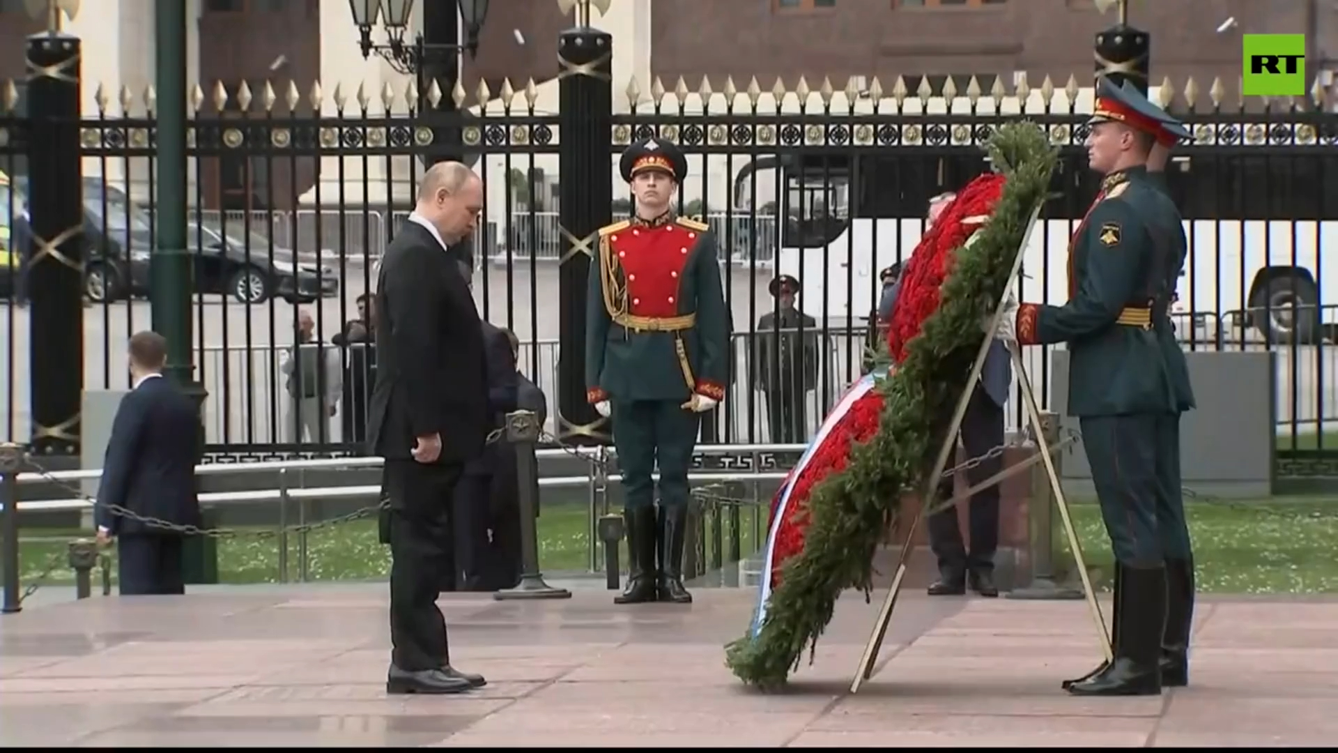 Putin lays flowers at Tomb of Unknown Soldier