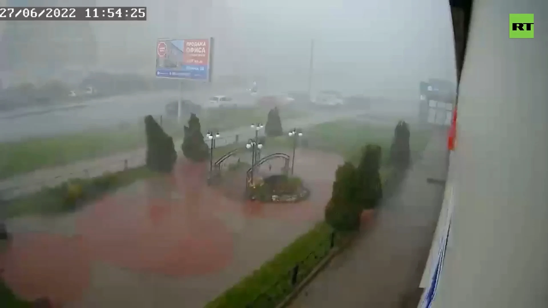 Wicked weather in Kirovo-Chepetsk | Heavy rainfall & strong winds uproot trees