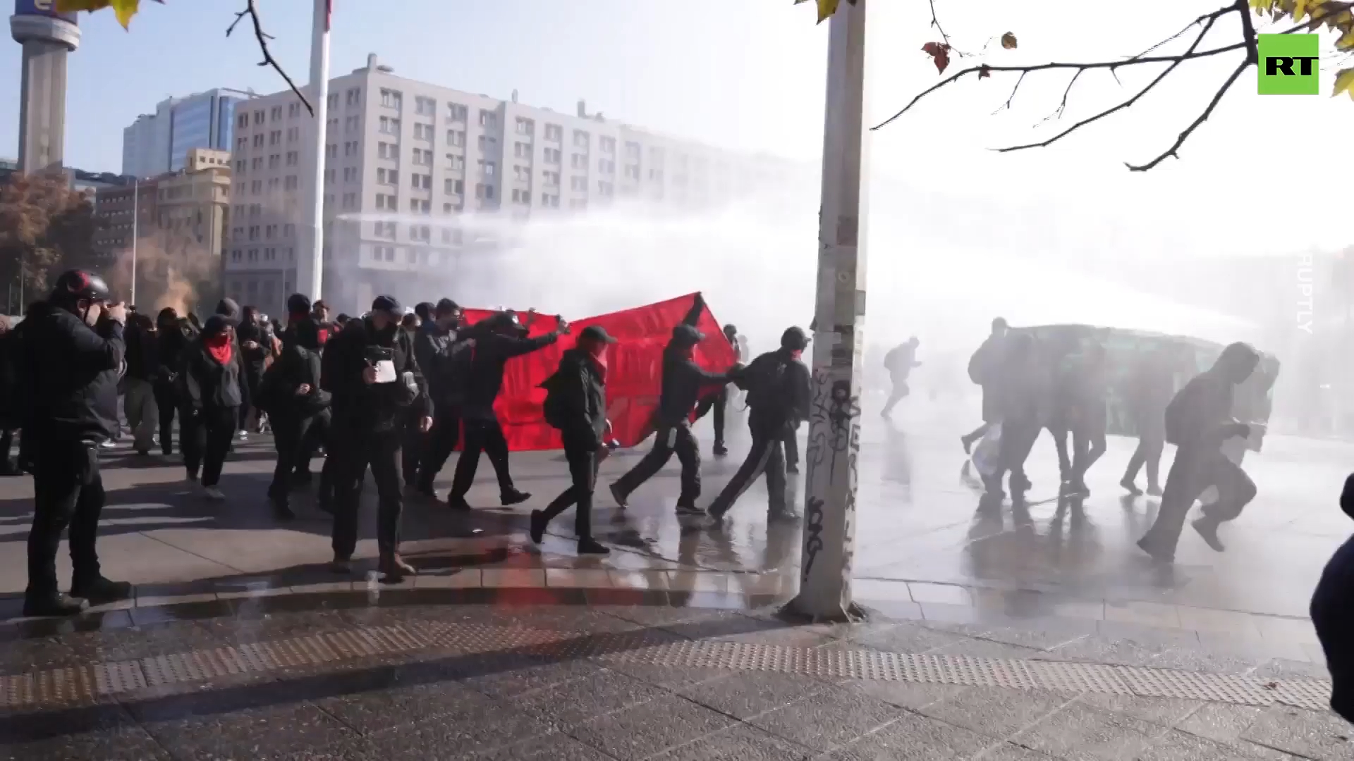 Water cannons descend on hundreds of Santiago protesters