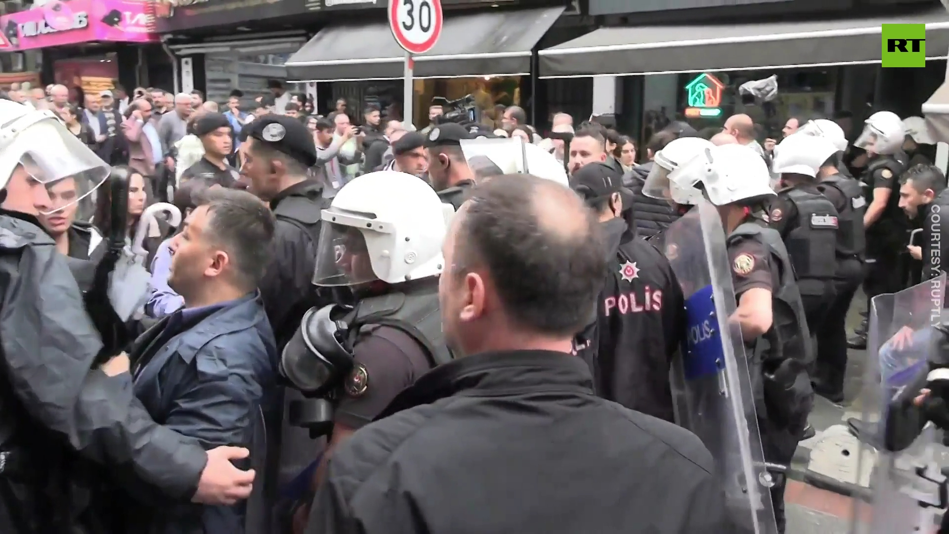 Pro-Kurdish protesters clash with police in Istanbul