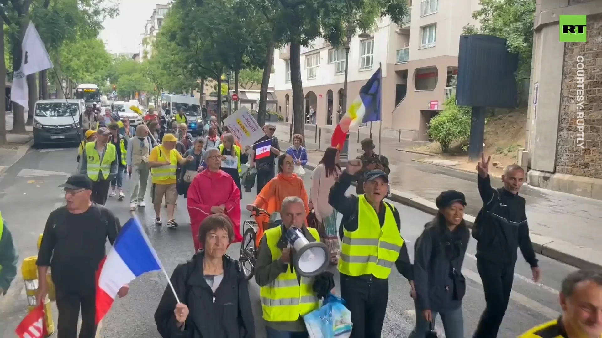 Yellow Vests join anti-govt protesters in Paris march