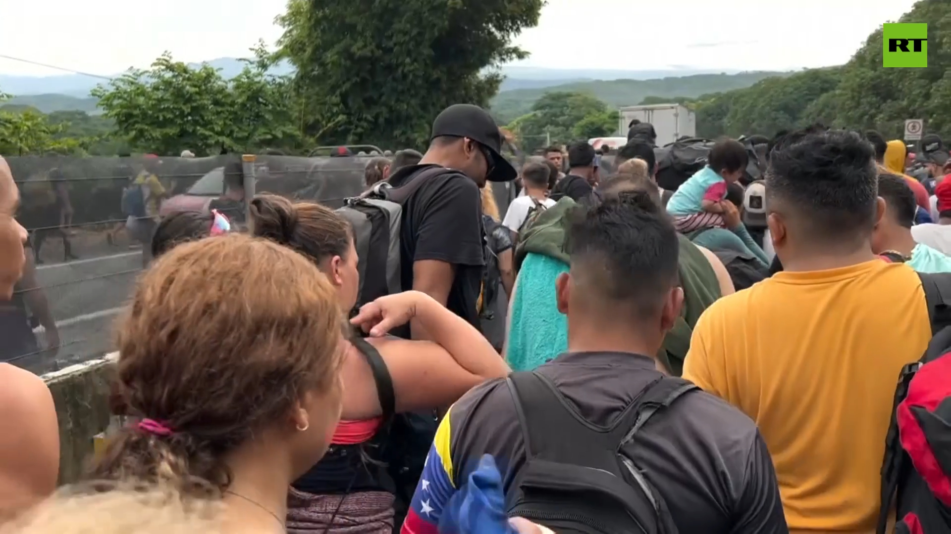 Migrant caravan heads across Mexico towards US border