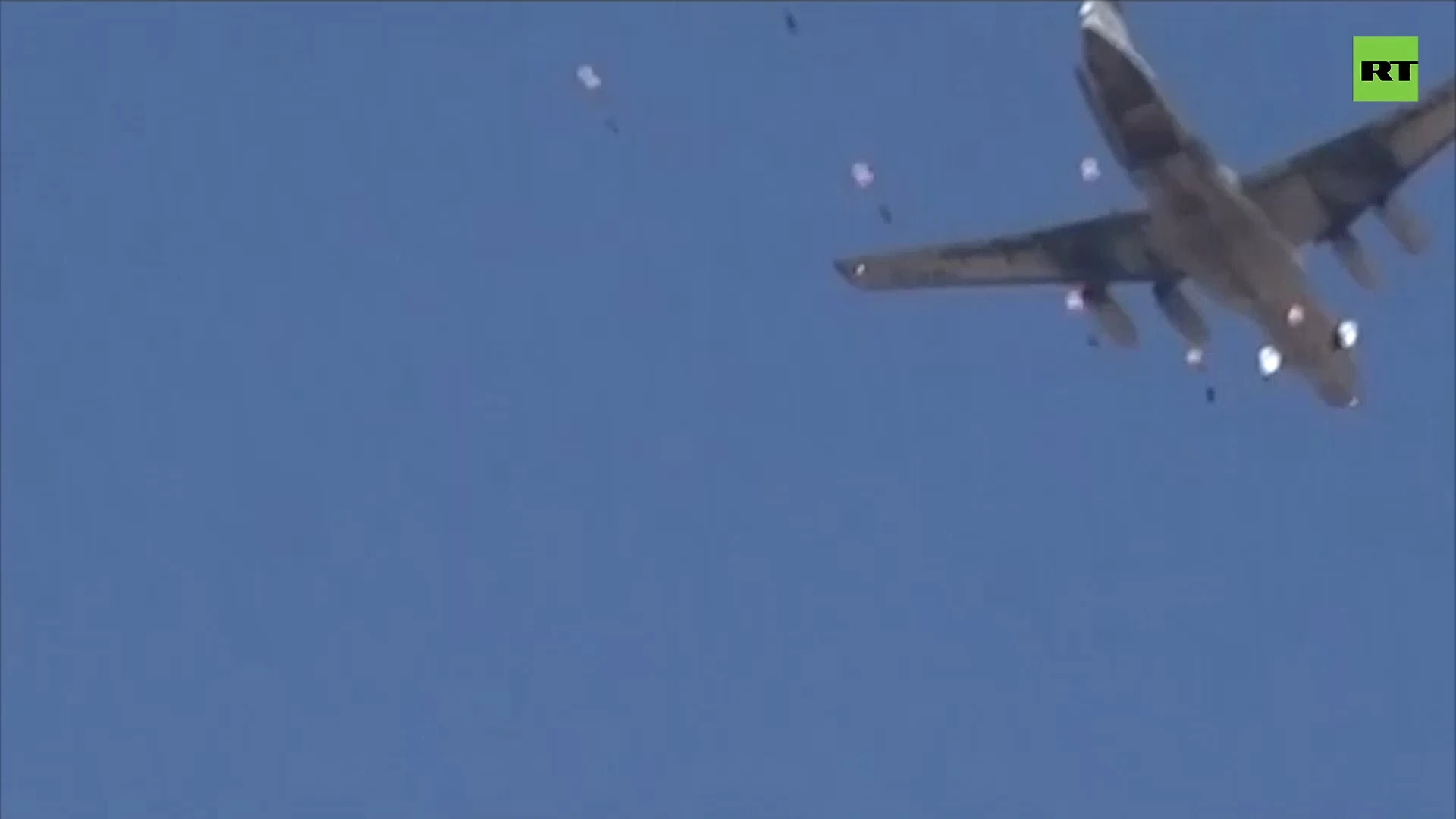 Syrian and Russian paratroopers fly in joint drill