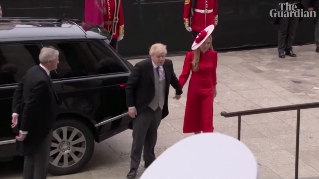 Boris Johnson booed heartily as he arrives at Queen-s jubilee thanksgiving service by the public! lol!