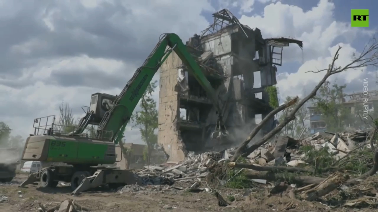 Russian EMERCOM continues clean-up works in Mariupol