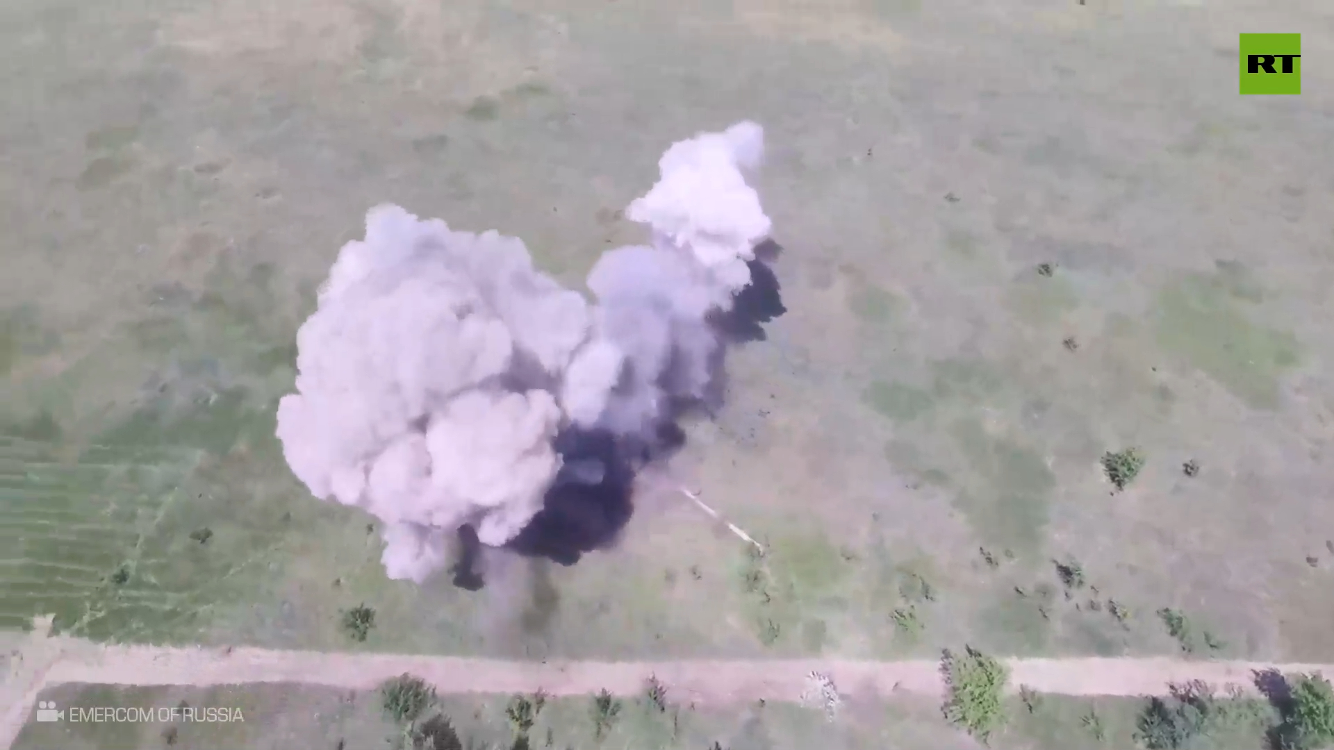 Russia's EMERCOM pyrotechnic detachments conduct demining in DPR