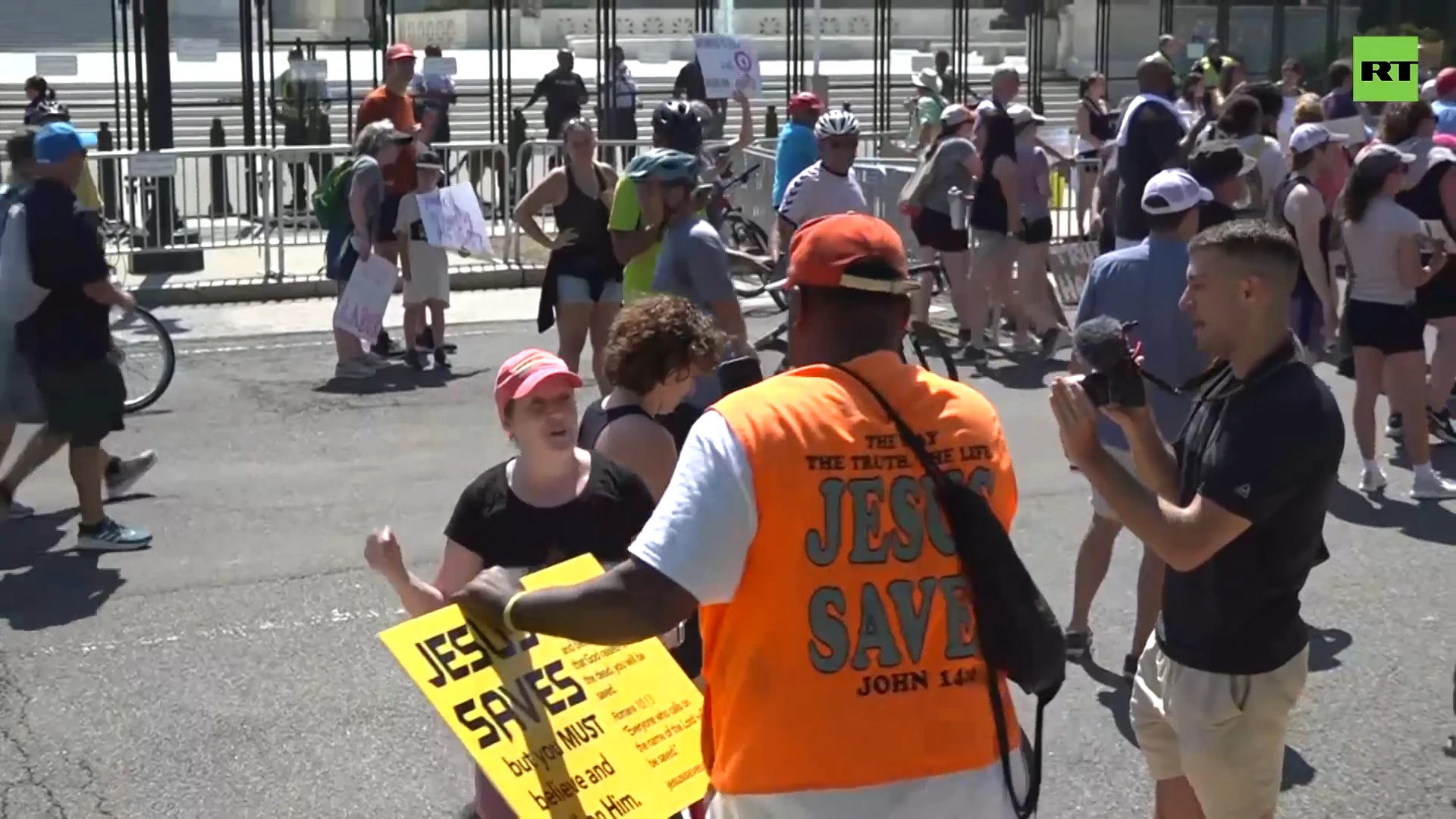 Pro and anti-abortion protesters rally outside US Supreme Court