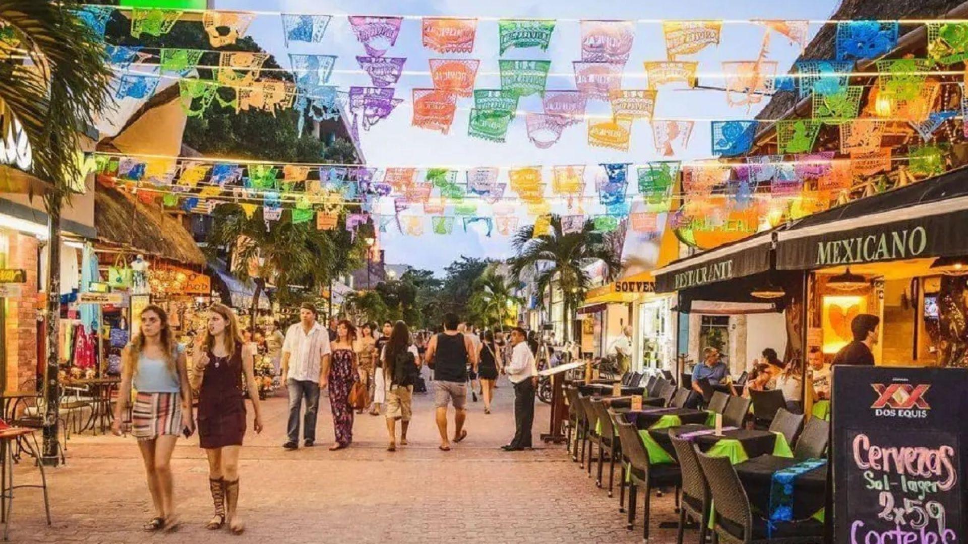 Walking Around World Famous 5th Ave In Playa Del Carmen