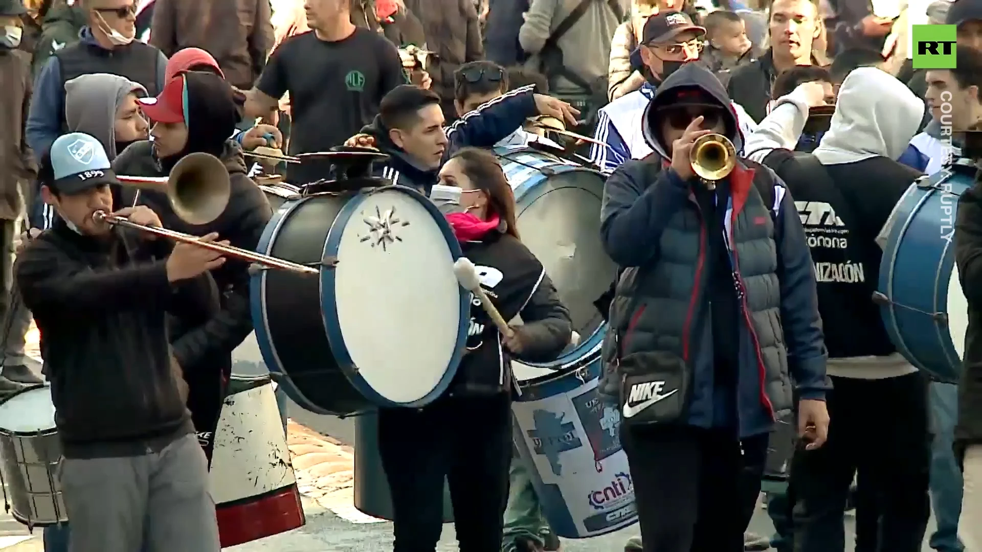 Thousands march through Buenos Aires over increasing inflation