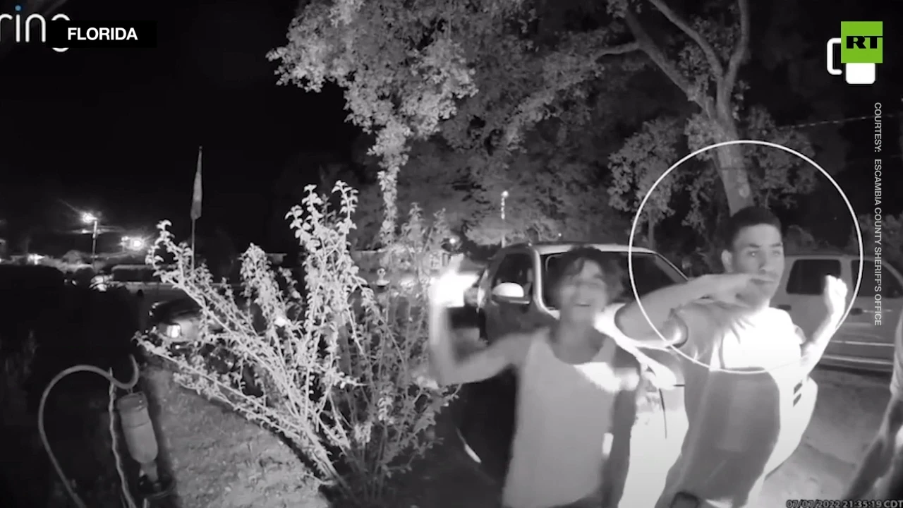 Doorstep camera catches would-be intruders chased off by homeowner with gun