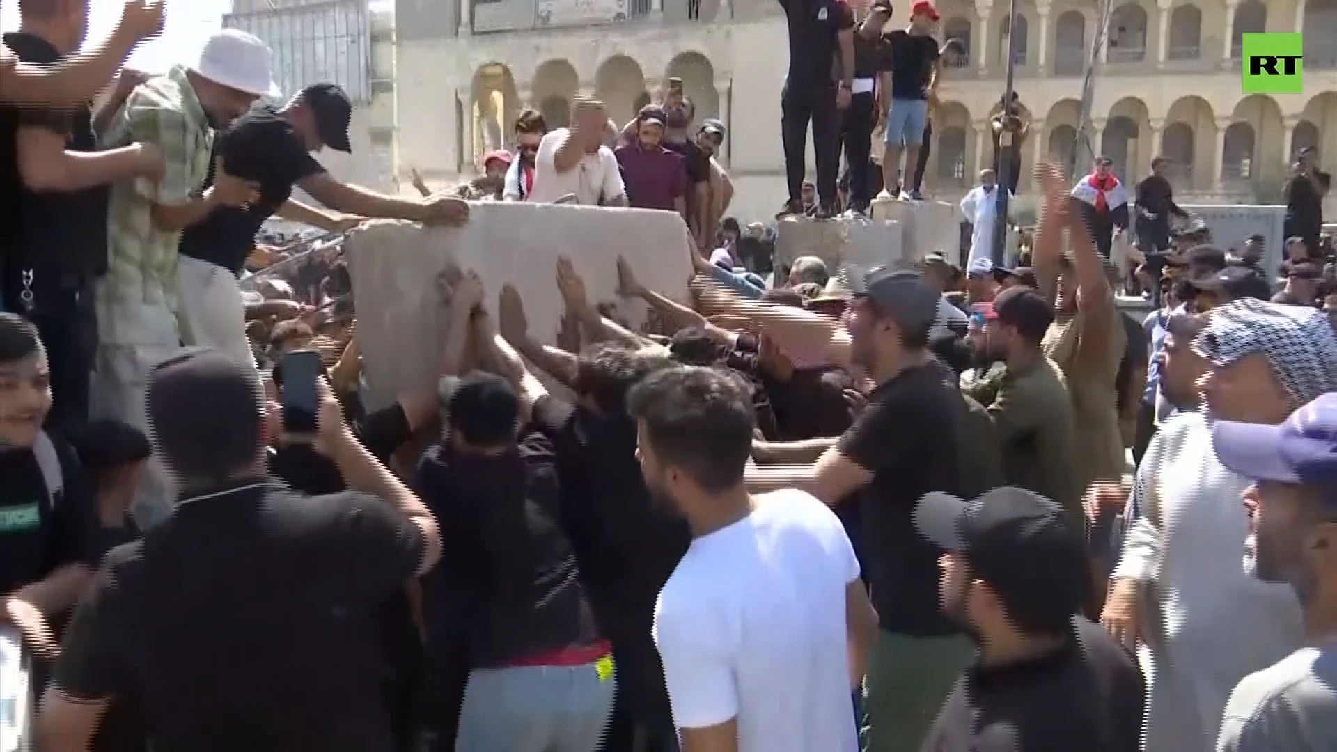 Protesters storm concrete barricade cordoning off govt buildings & embassies in Iraq