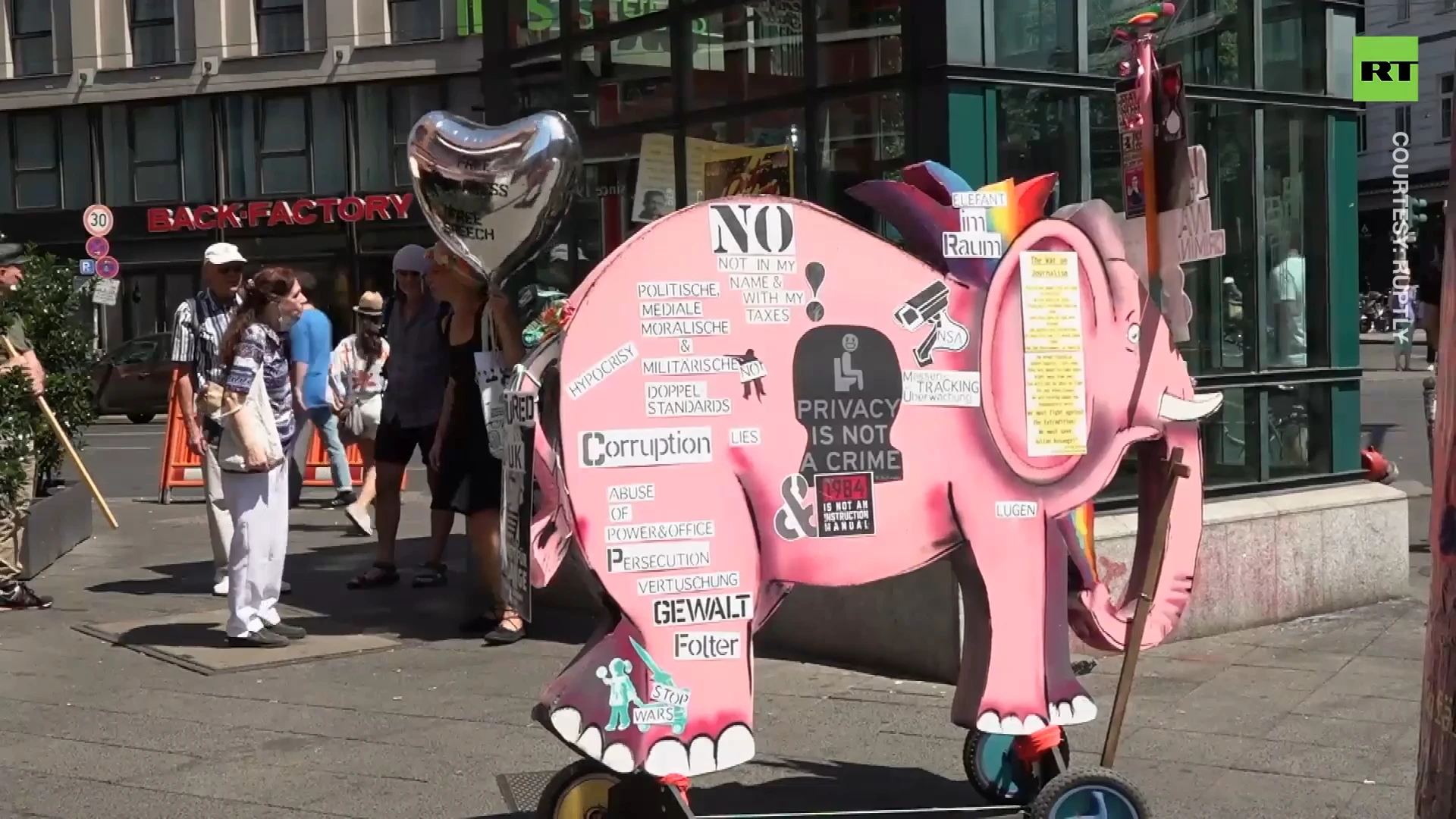 Pink elephant joins Assange's B-day celebrations in Berlin