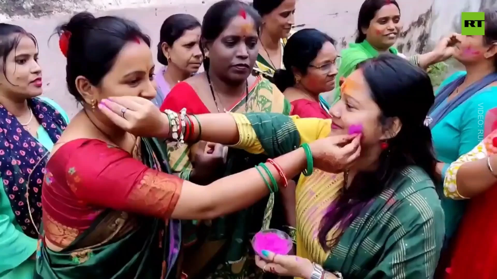 Crowds celebrate as Droupadi Murmu takes oath as India's new president