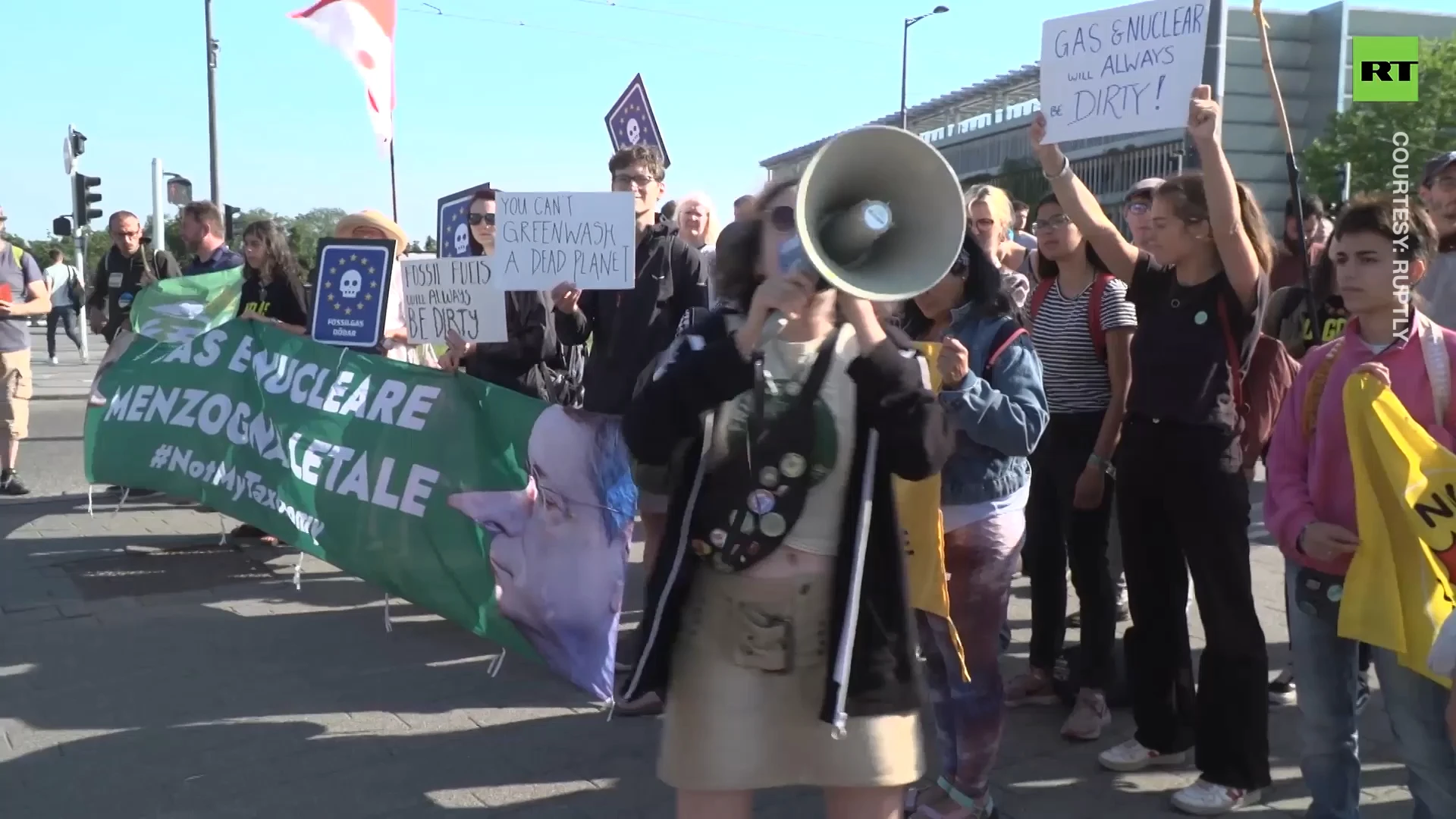 'Stop greenwashing gas!' | Pro and anti-nuclear activists rally in Strasbourg