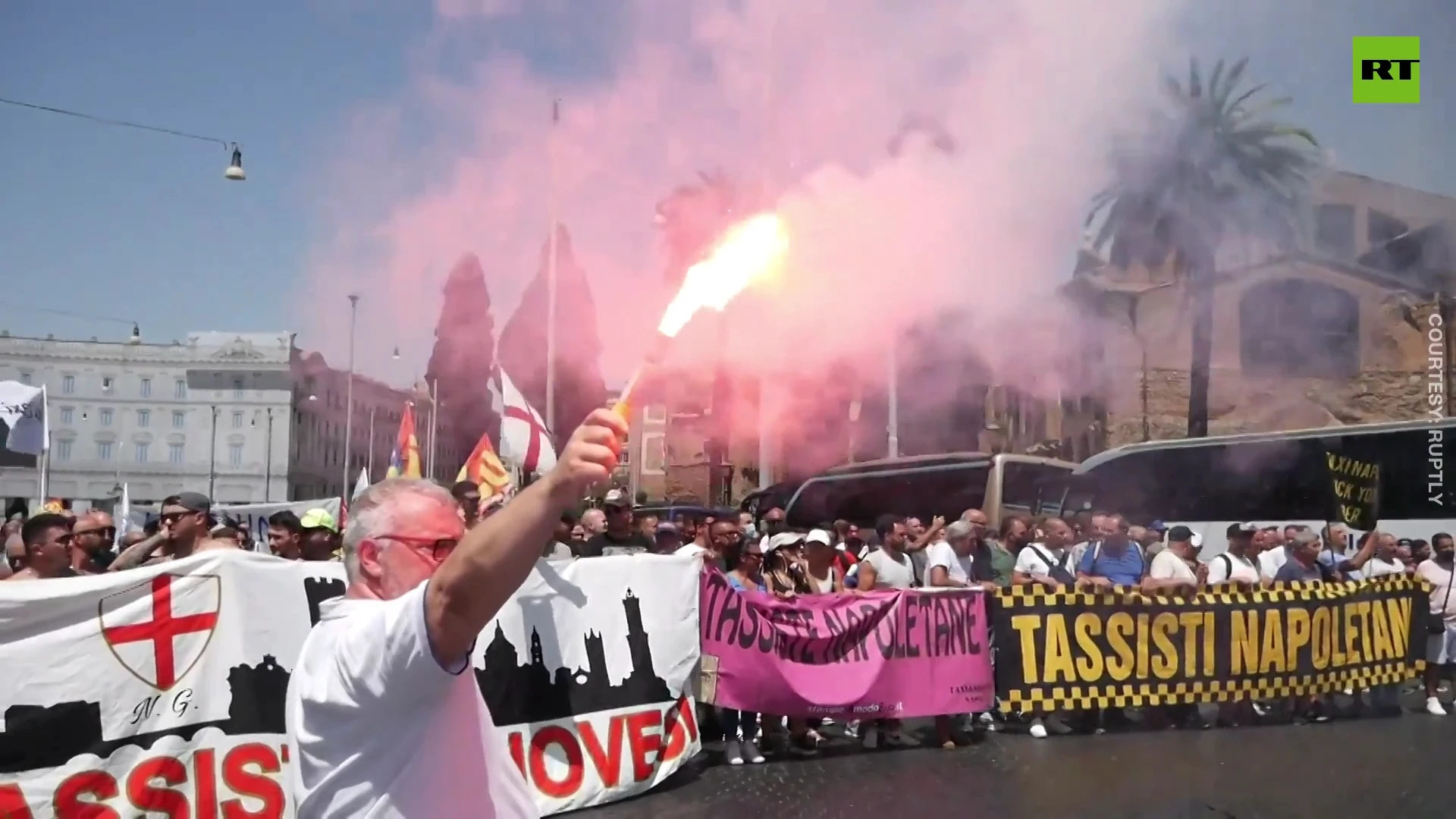 Nationwide strike: Hundreds of taxi drivers rally in Rome