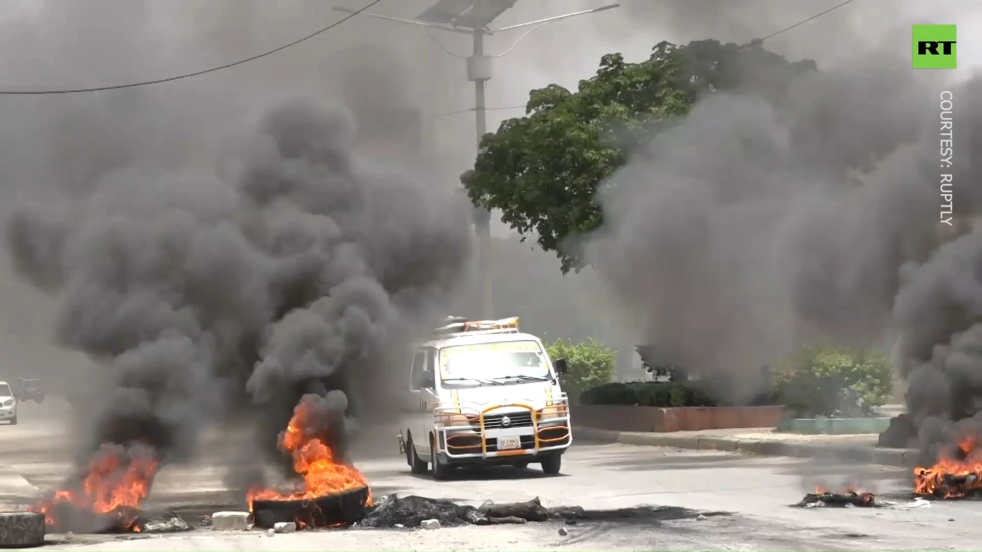 Burning tires & barricades: Fuel shortage drives motorcyclists to protest in Haiti