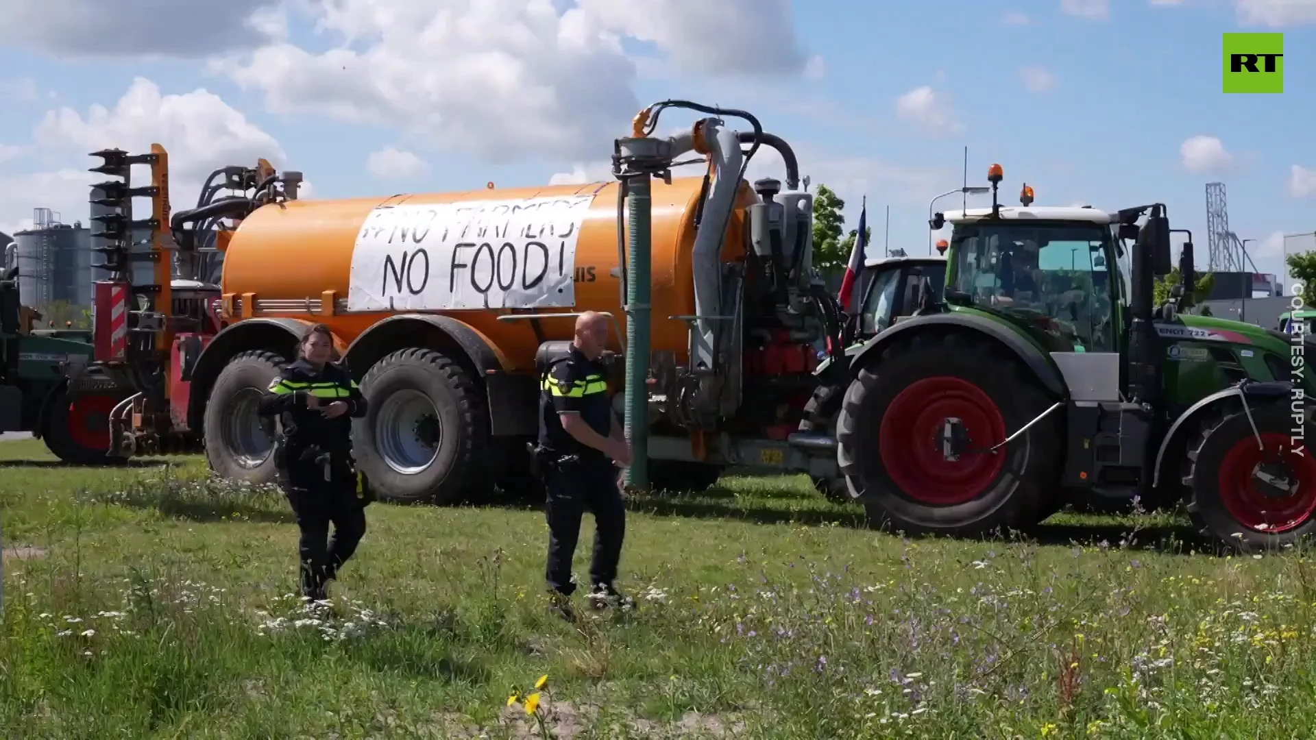 Dutch farmers block supermarket warehouses