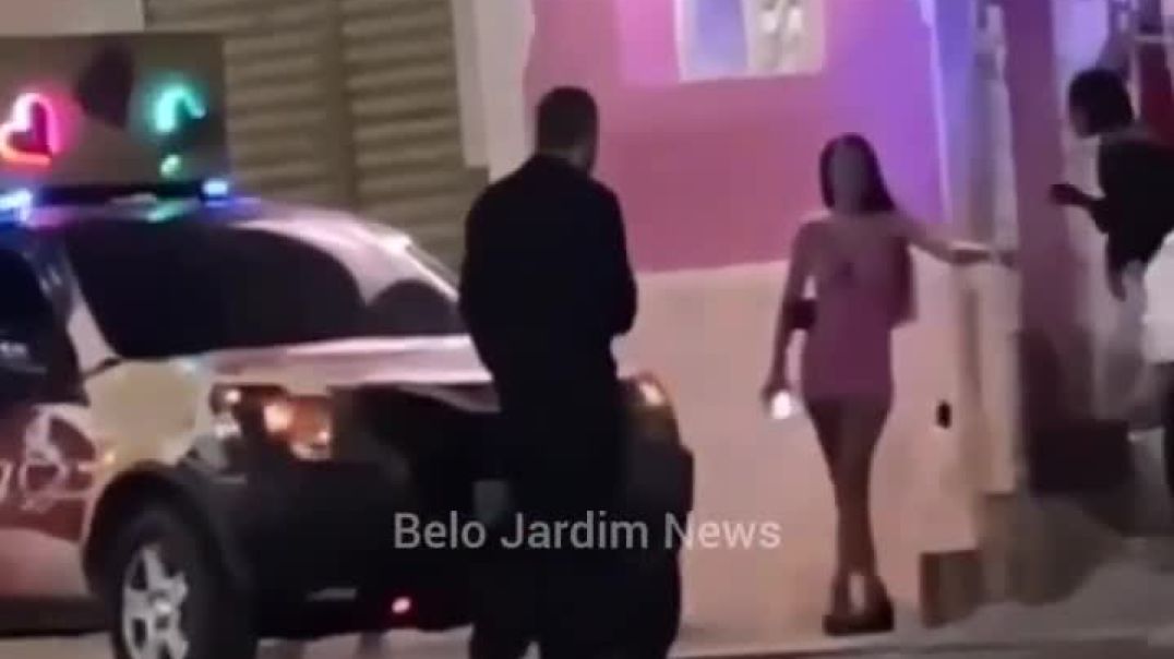 Mangina tentando tirar do puteiro