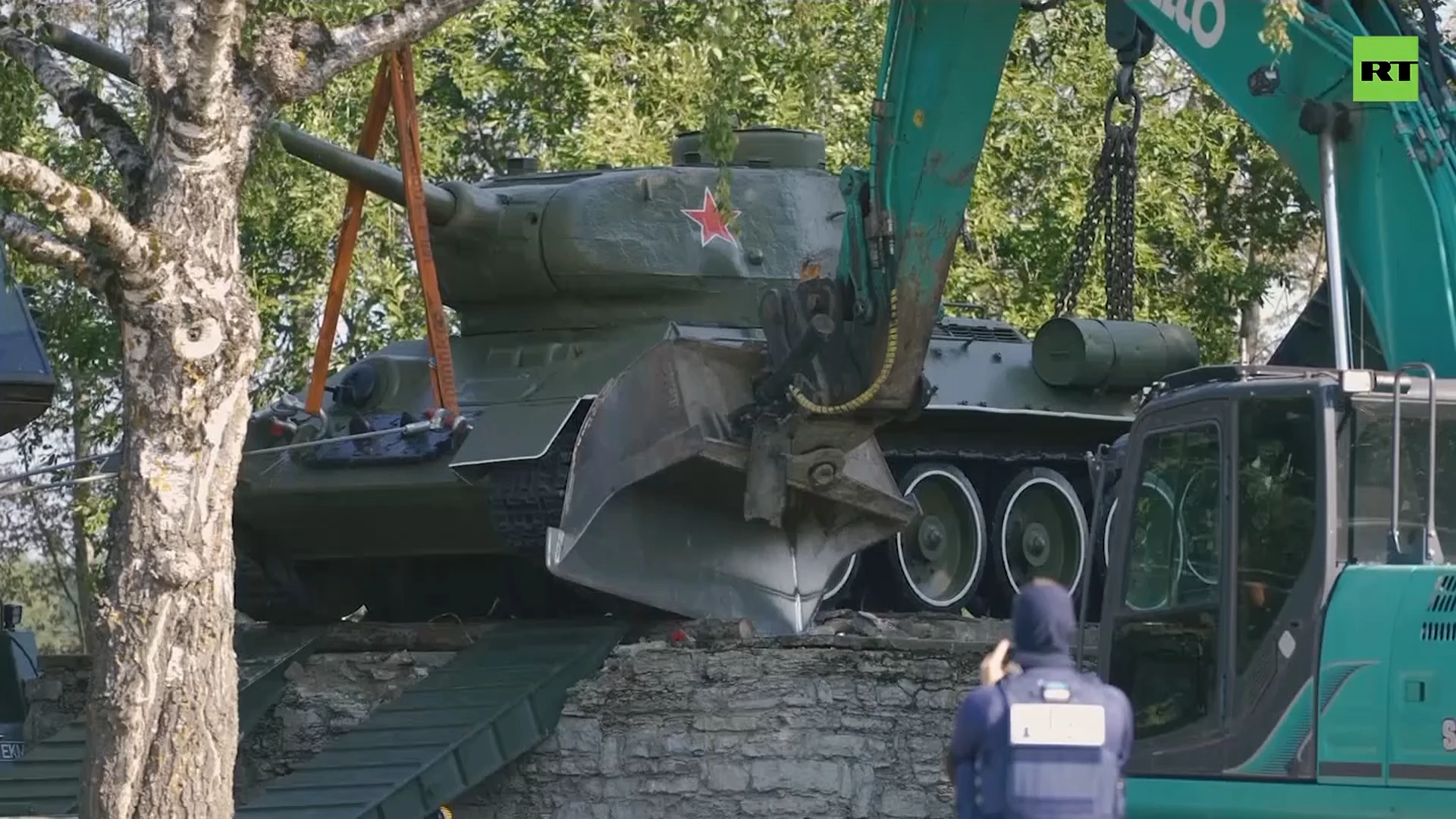 Estonia removes Soviet T-34 tank memorial