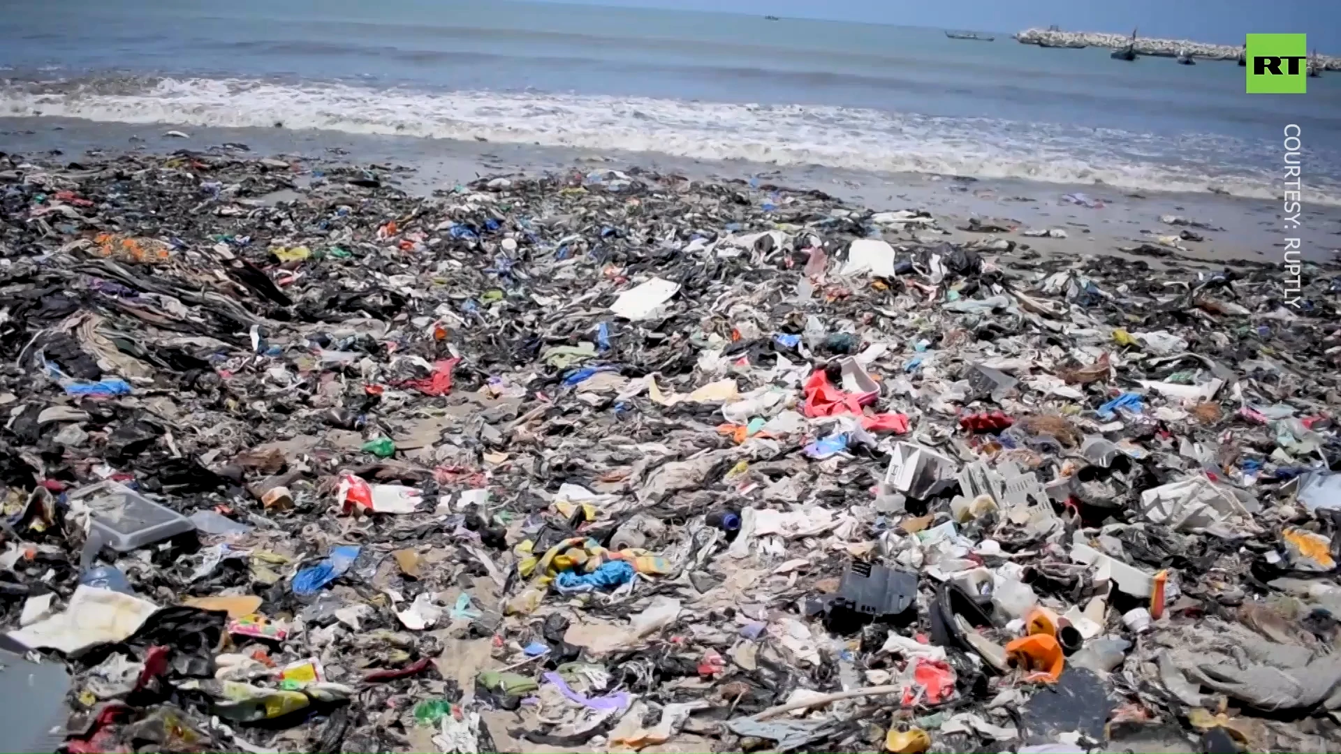 Western 'сharity’: Ghana’s seashore trashed with mountains of garbage