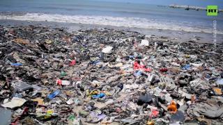 Western 'сharity’: Ghana’s seashore trashed with mountains of garbage
