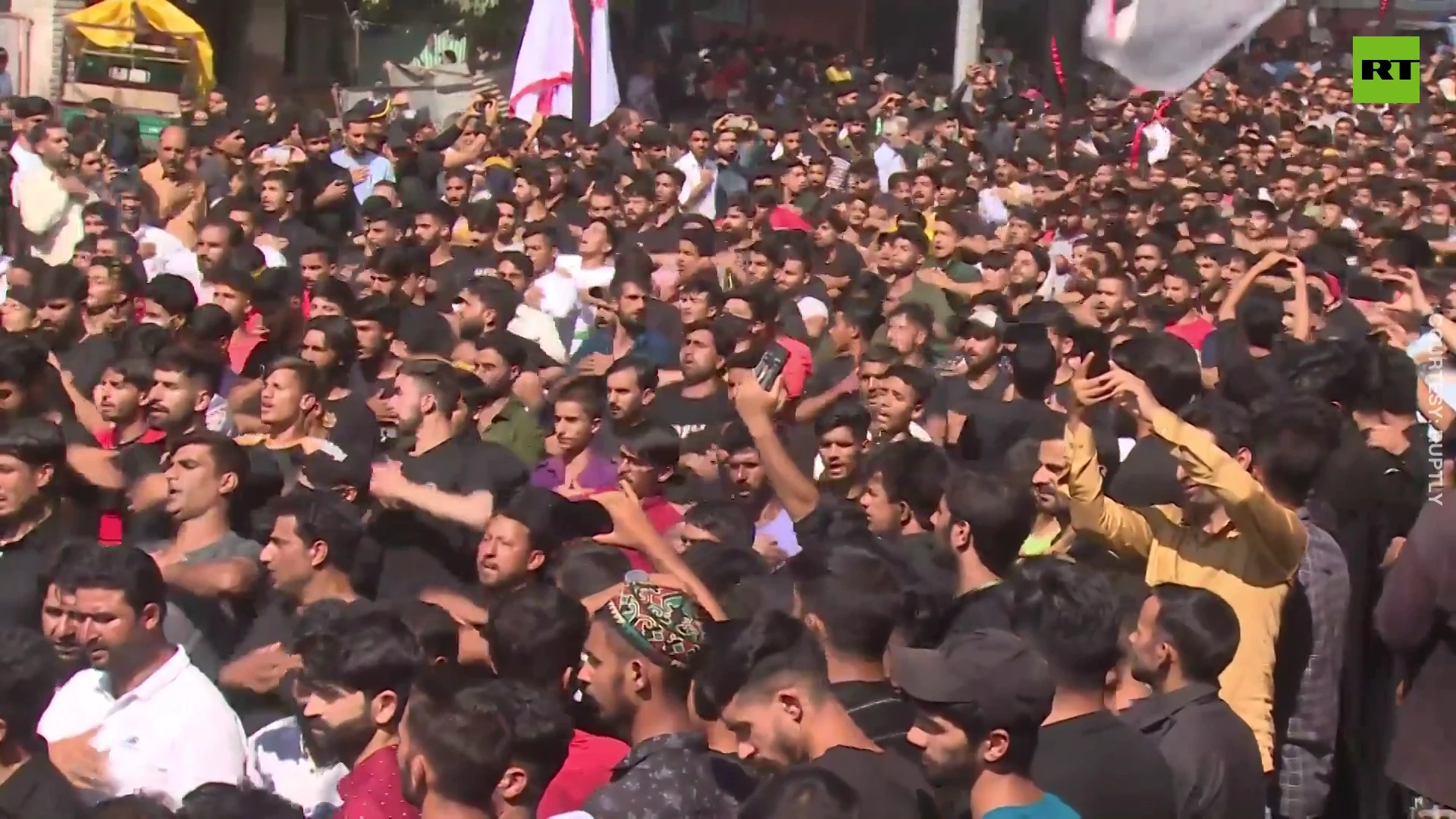 Remembering the 'Martyrs of Karbala' | Thousands join procession of mourning in Kashmir