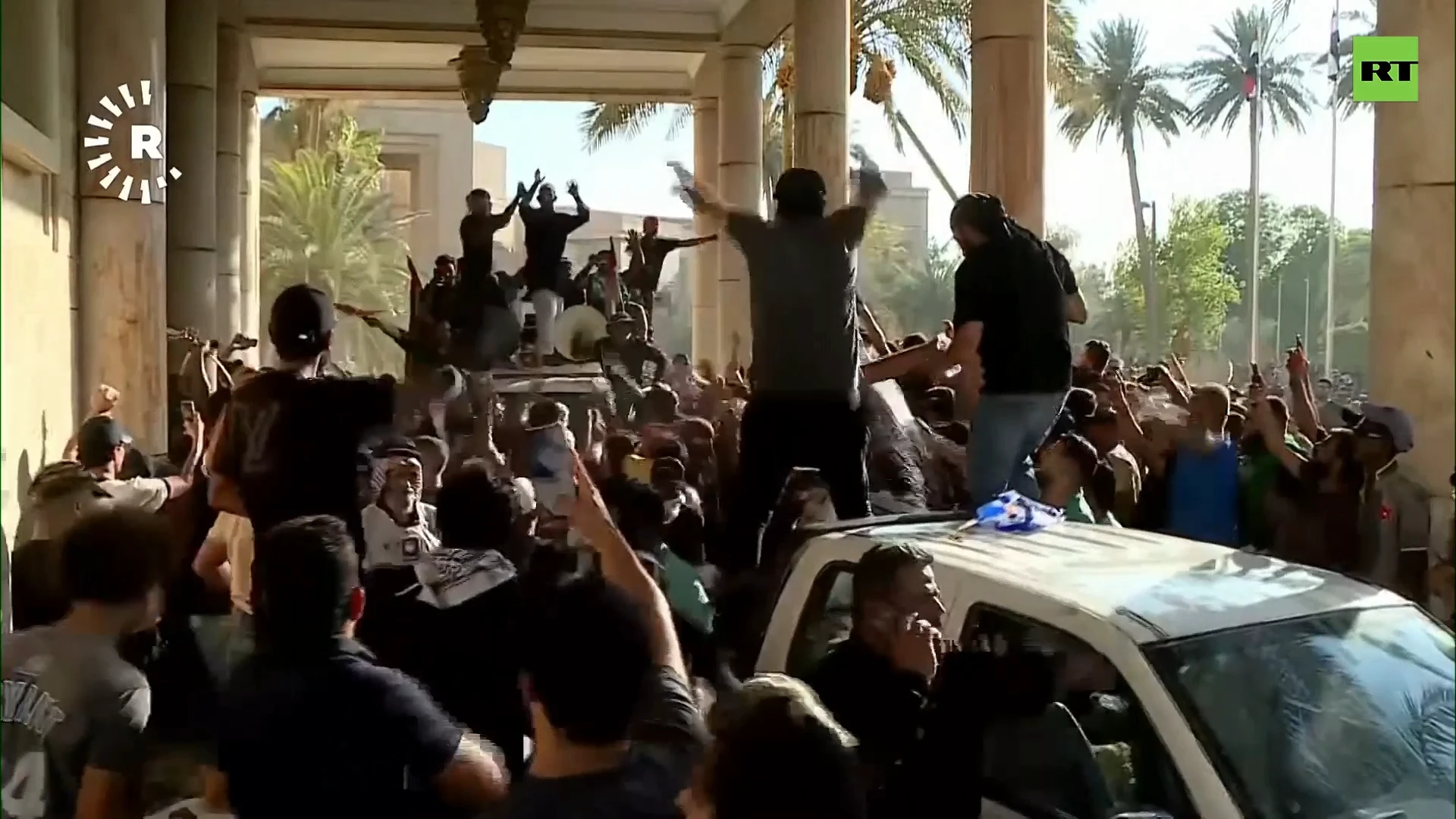 Tear gas & songs | Al-Sadr followers storm Baghdad's presidential palace