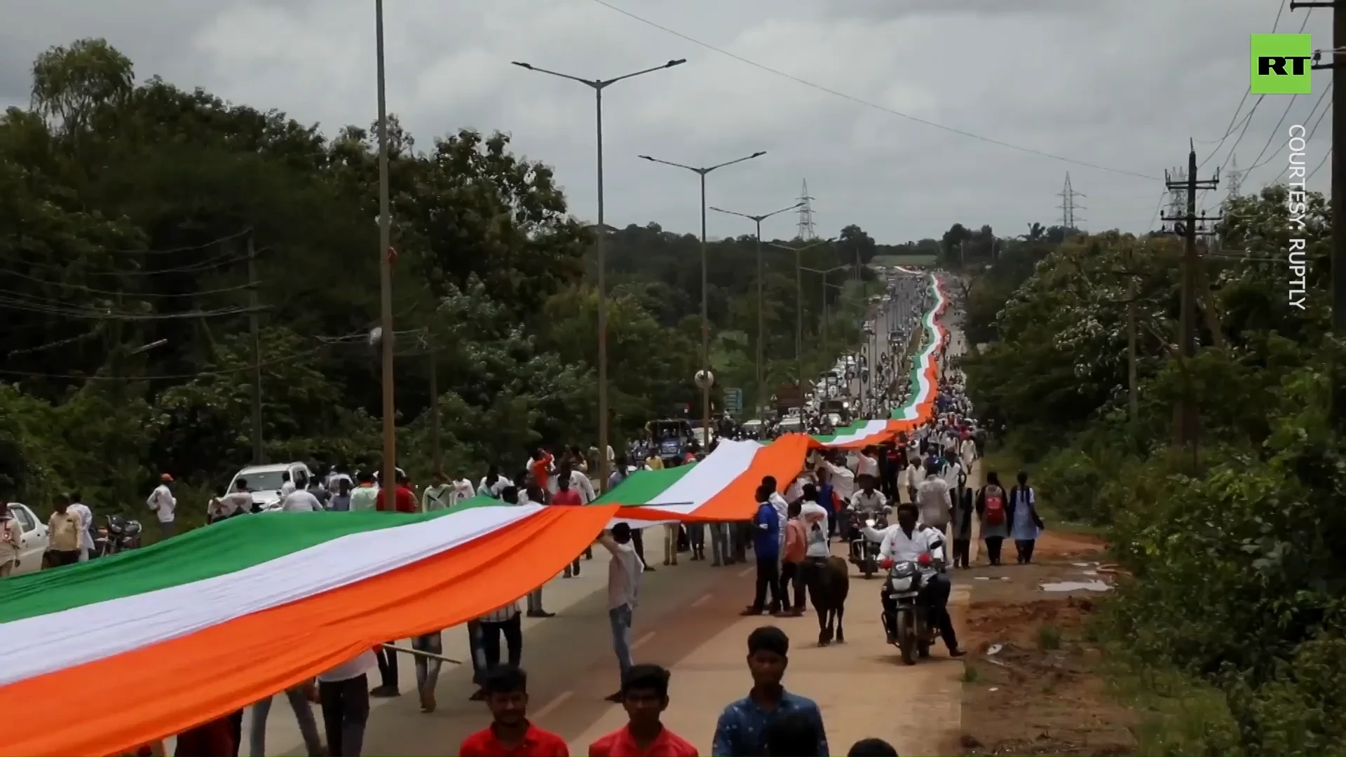 Thousands carry 9km-long Indian flag celebrating independence from British rule