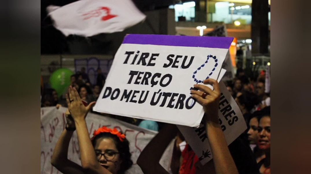 As escolhas delas seus futuros e seus destinos. Tudo isso contra os seres mais reacionário que Deus fez!