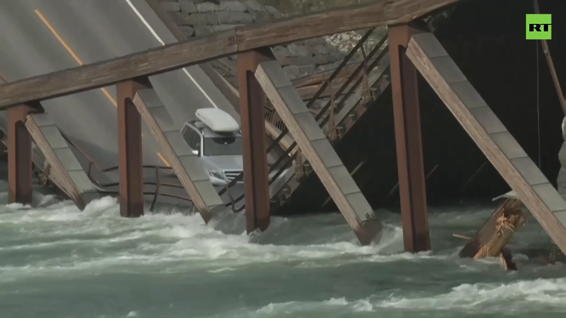 Bridge collapse plunges car into water in Norway