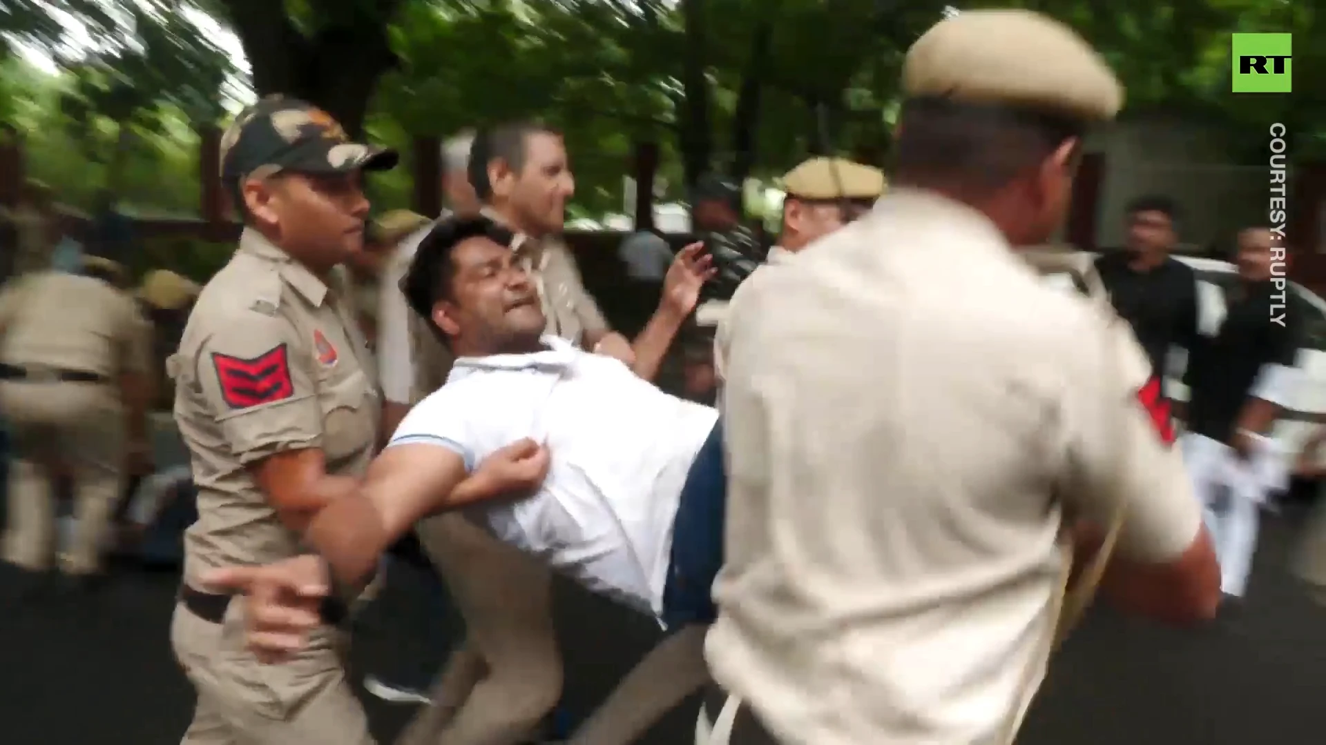 Police drag away anti-govt protesters in New Delhi