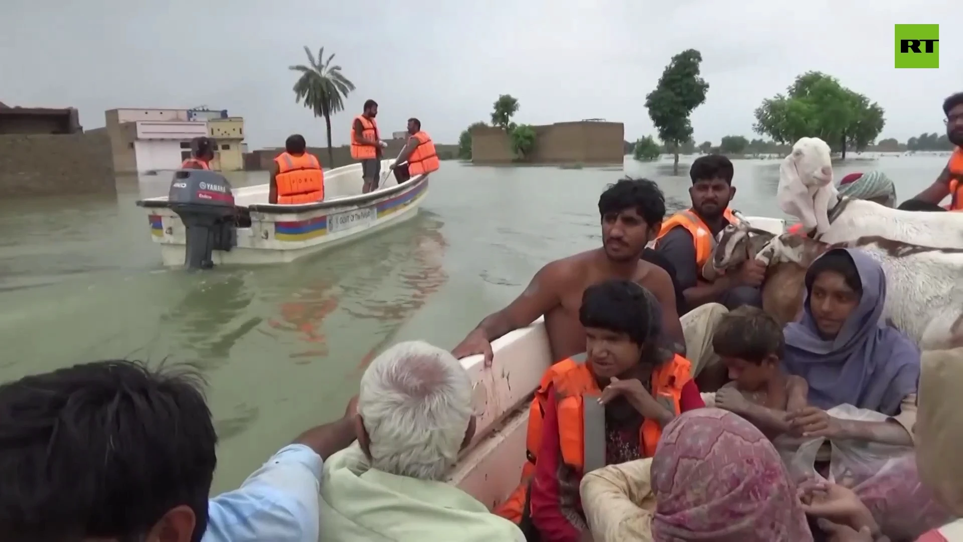 Rescue workers help Pakistani villagers after disastrous flood