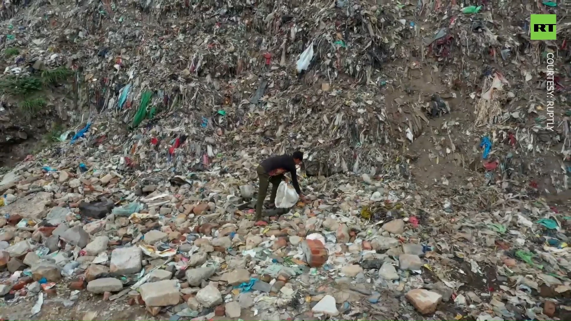 Kids live and work in mountains of trash outside New Delhi