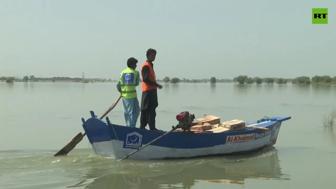 Flood victims receive aid from volunteers in Pakistan