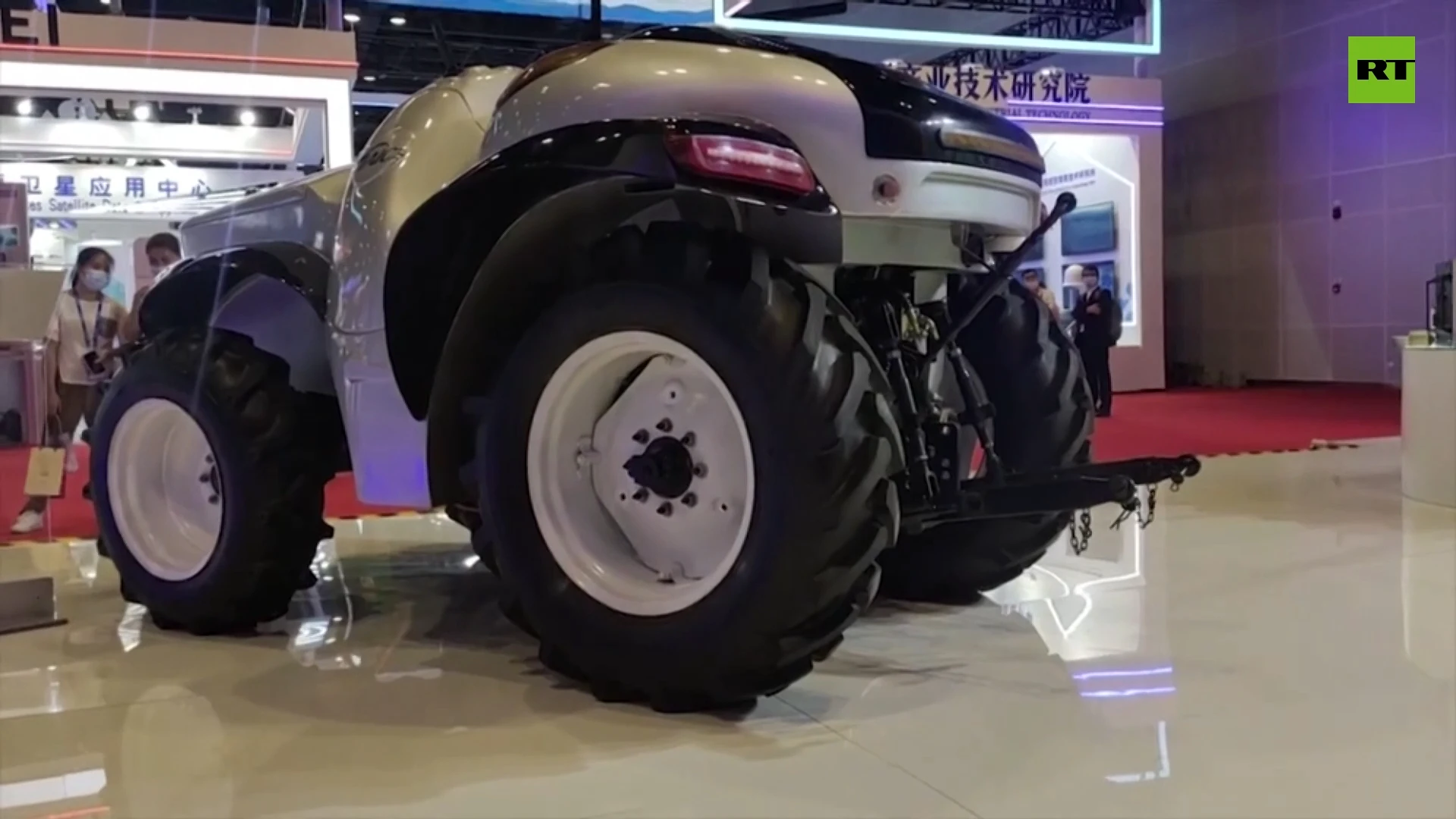 Hydrogen-powered electric 5G smart tractor debuts at China expo