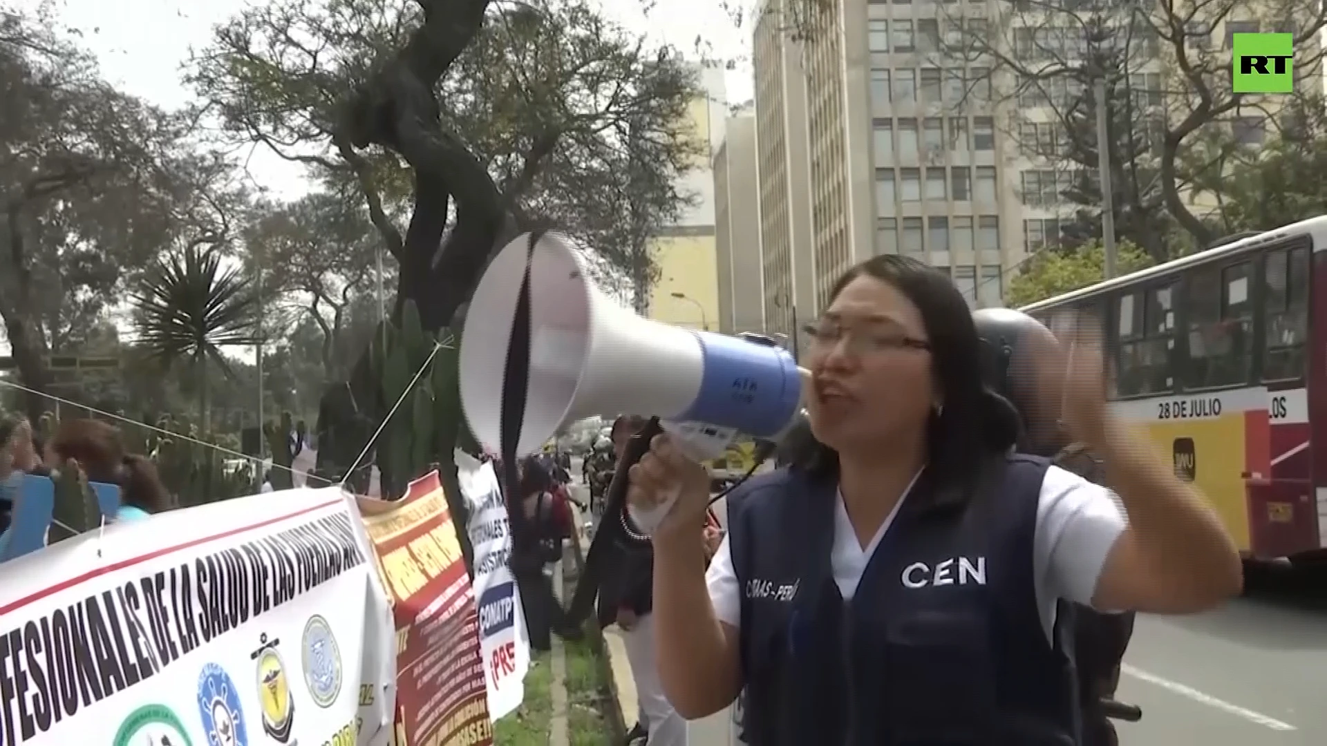 Health workers strike over low wages in Lima