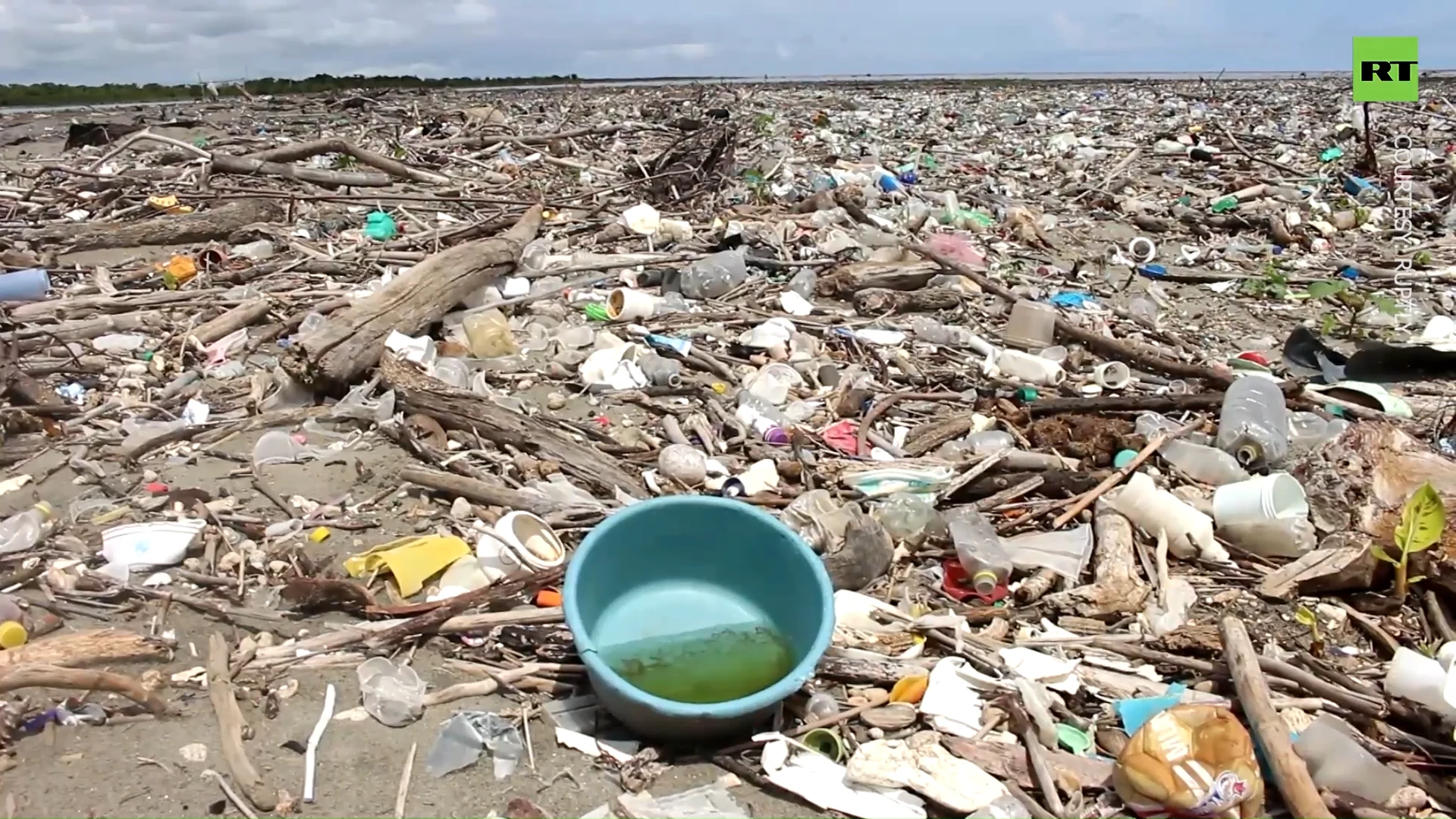 Huge ‘carpet’ of plastic trash covers coastline in Honduras