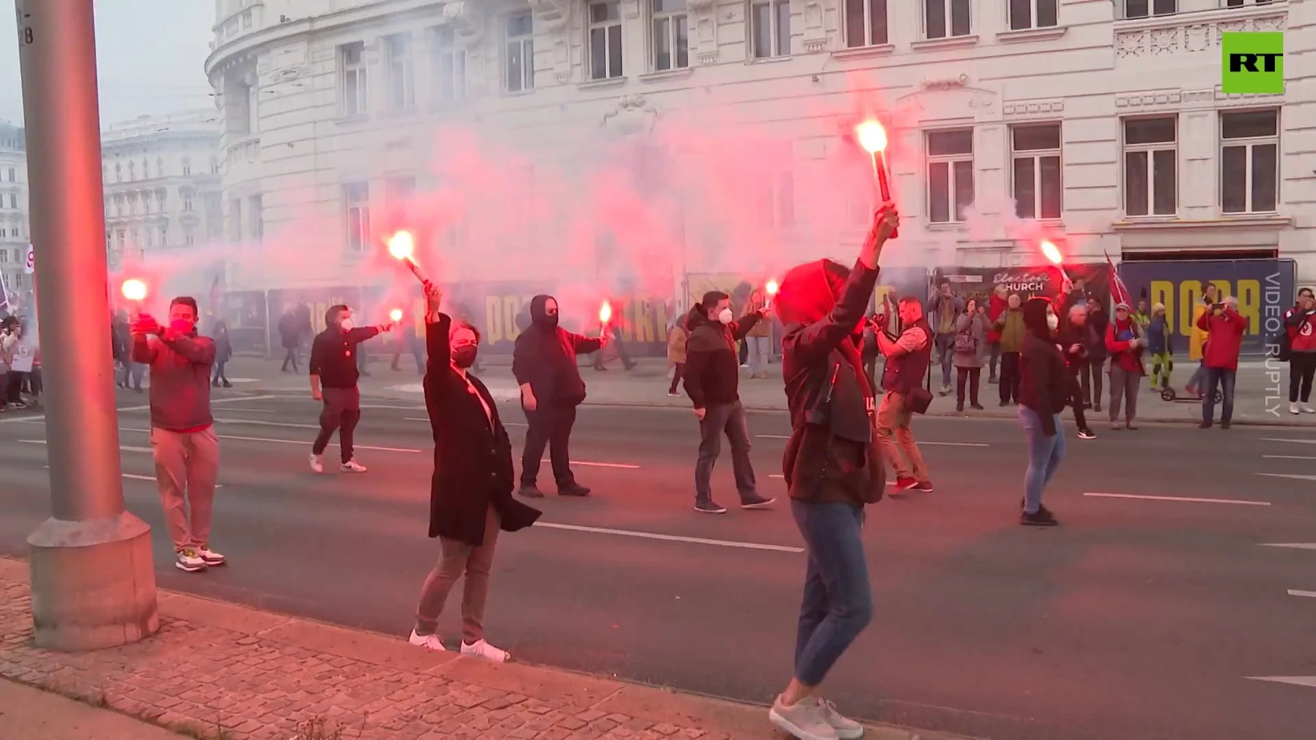 Crowds hit Vienna streets to decry energy prices and inflation