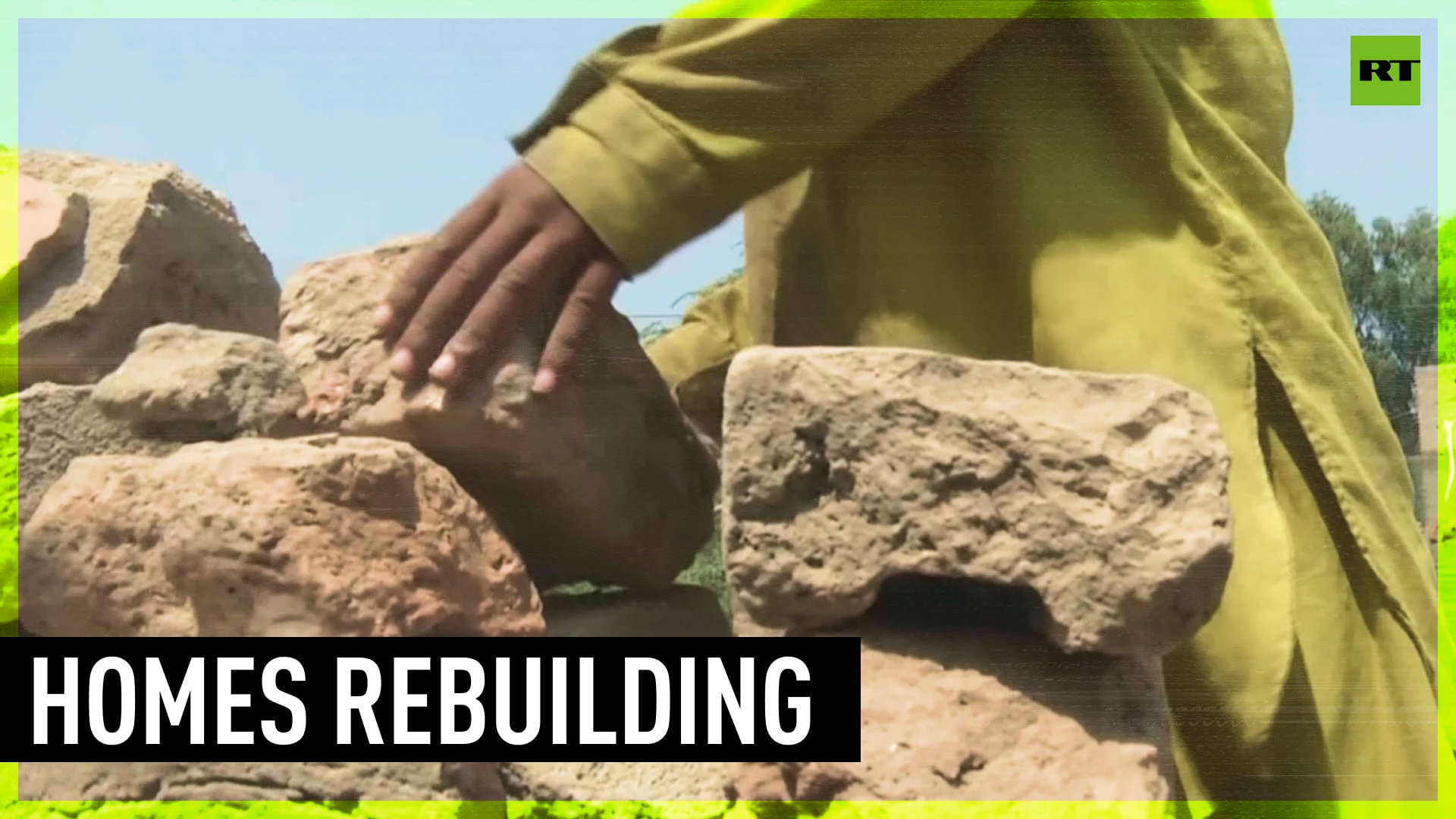 Pakistanis rebuild homes after flood damage